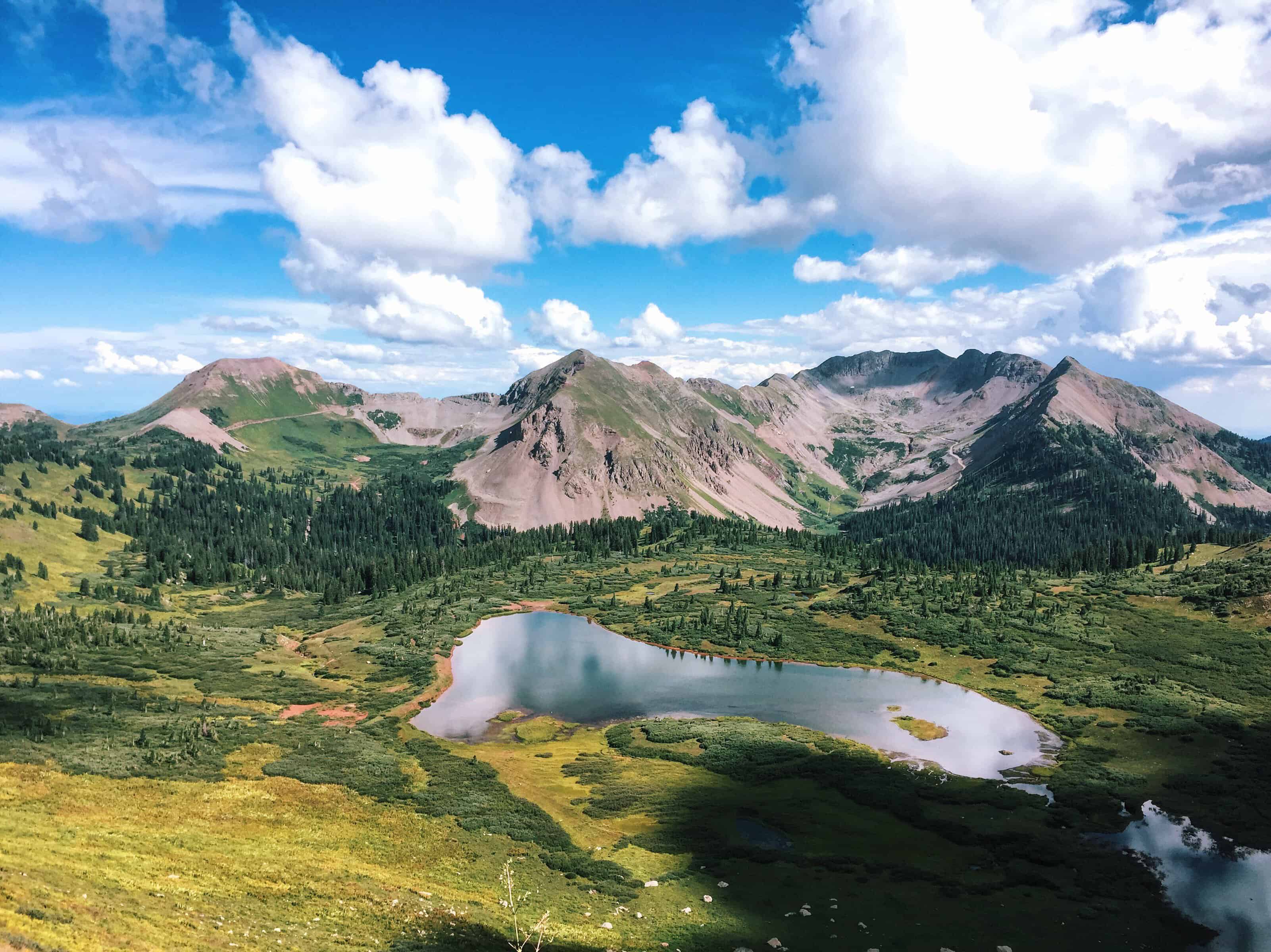 beautiful-green-lush-colorado-mountainous-landscape-with-lake