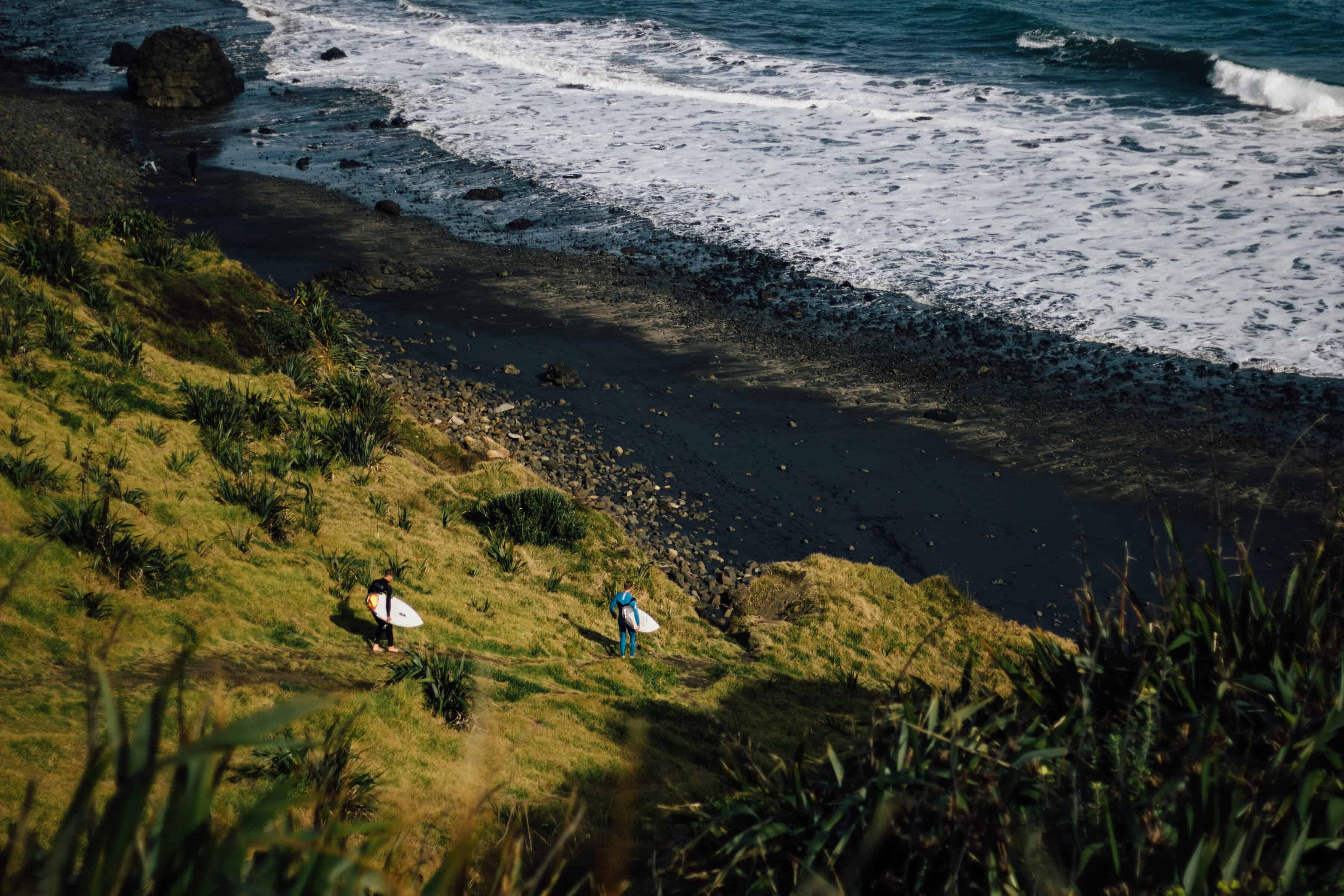 surfers-walking-down-to-the-beach