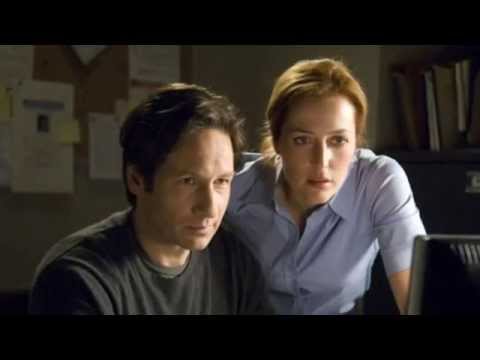 agent-mulder-and scully-looking-at-computer-screen